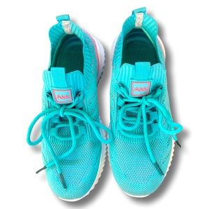 AKK women’s athletics walking shoes. Size 6